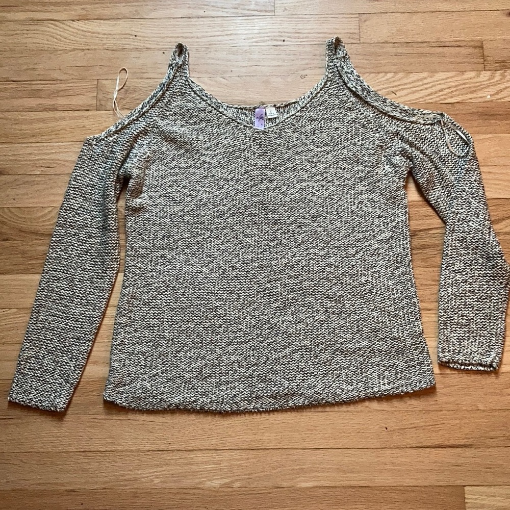 Open shoulder knitted sweater